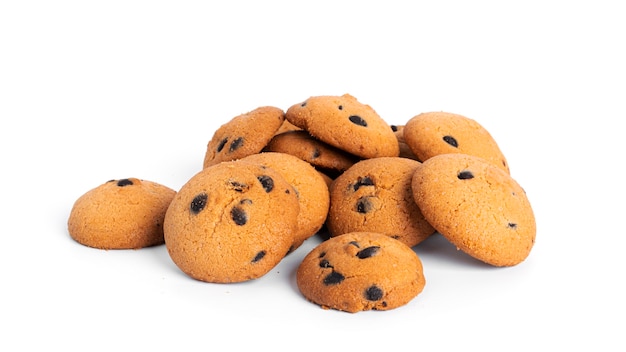 Galletas de chispas de chocolate aisladas.