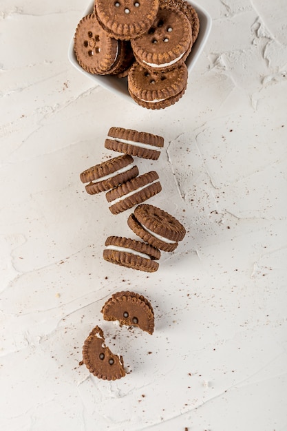 Galletas de chispas de chocolate apiladas con leche vista superior