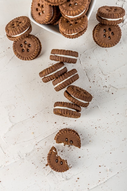 Galletas de chispas de chocolate apiladas con leche vista superior