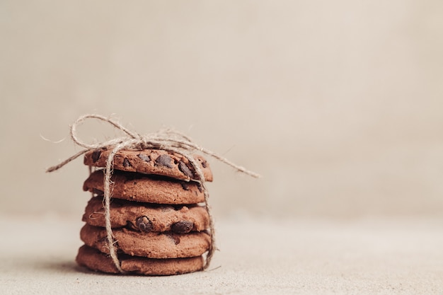 Galletas de chispas de chocolate apiladas en mesa gris