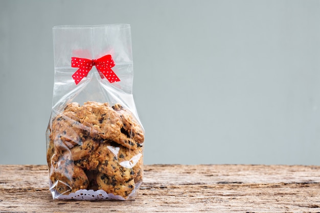 Foto galletas de chispas de chocolate en bolsas de plástico con espacio de copia.