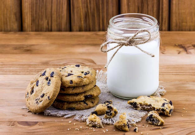 Galletas de chispas de chocolate con una botella de leche en la mesa