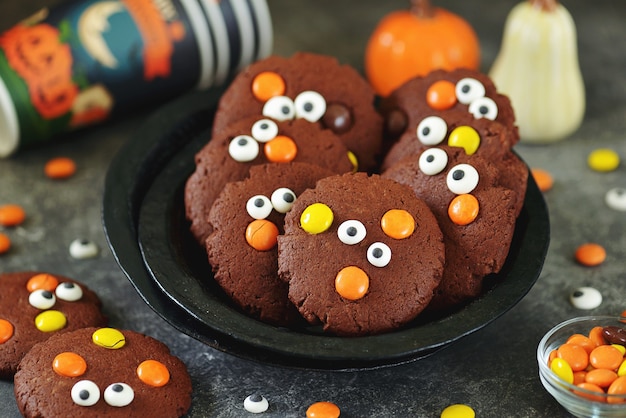 Galletas de chispas de chocolate caseras para fiesta de Halloween