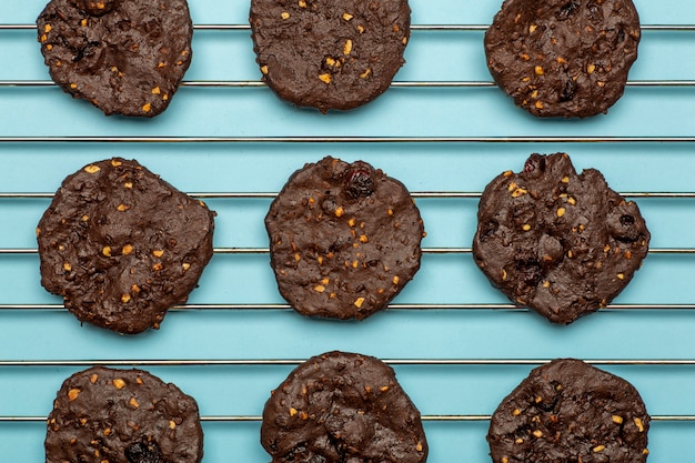 Galletas de chispas de chocolate caseras sin gluten con cereales, nueces y cacao orgánico.