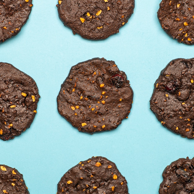 Foto galletas de chispas de chocolate caseras sin gluten con cereales, nueces y cacao orgánico.