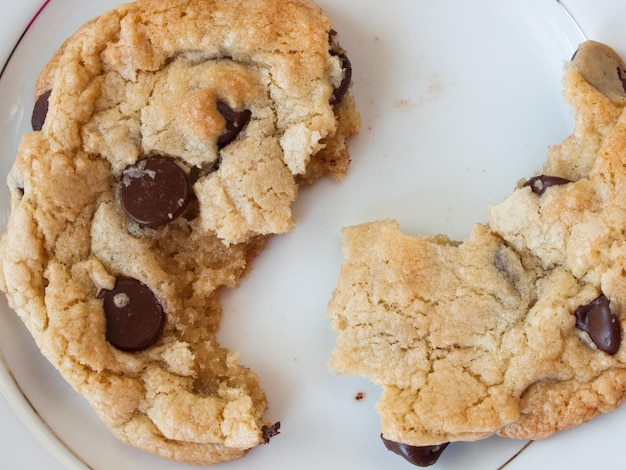 Galletas de chispas de chocolate caseras rotas.