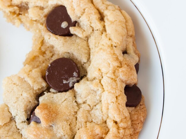 Galletas de chispas de chocolate caseras rotas.