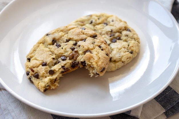 Galletas de chispas de chocolate clásicas recién horneadas con nueces en una placa