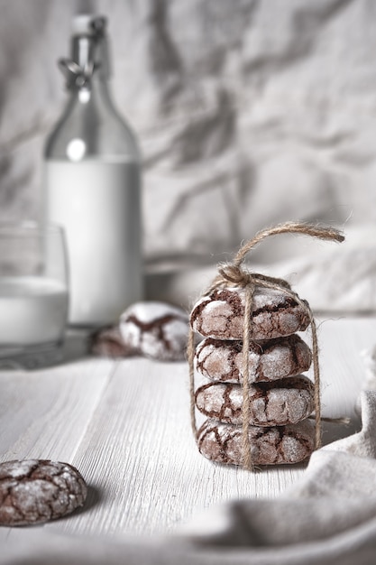 Galletas de chispas de chocolate crujientes sobre fondo de madera en estilo vintage.