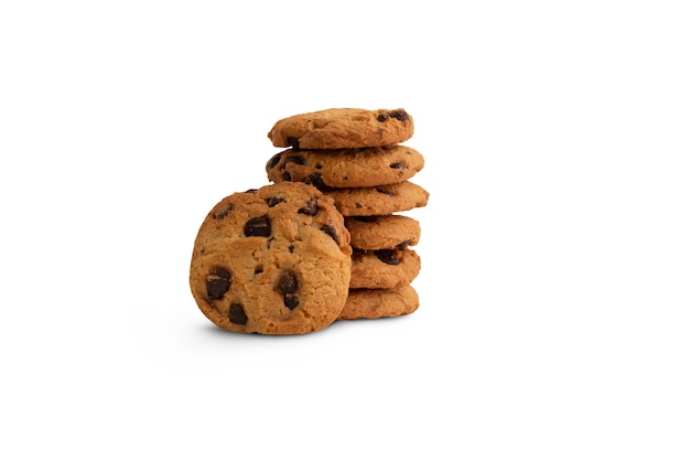 Galletas de chispas de chocolate deliciosas de pie con otra pose sobre fondo blanco.