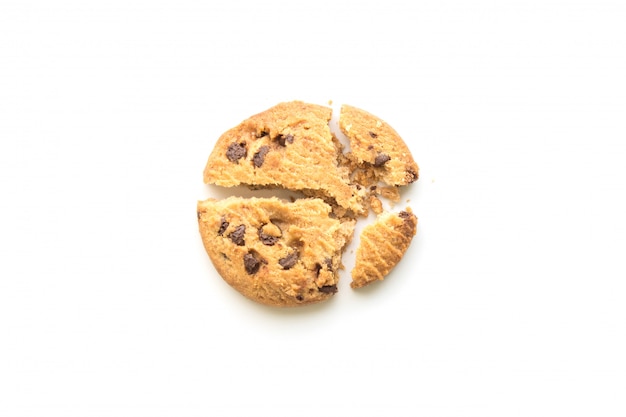 Foto galletas de chispas de chocolate hechas en casa sobre fondo blanco en la vista superior