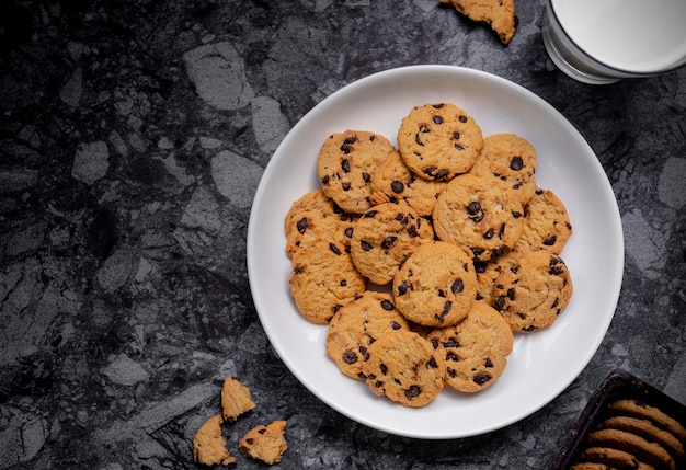 Foto galletas de chispas de chocolate con leche en la vista superior