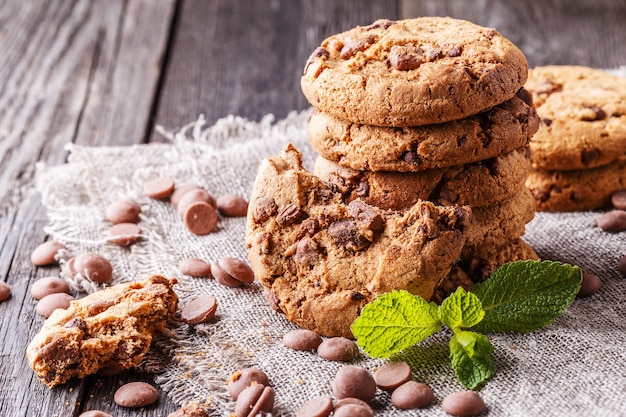 Galletas de chispas de chocolate con menta y gotas de chocolate, enfoque selectivo.