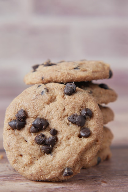 Galletas con chispas de chocolate en la mesa de cerca