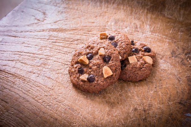 Galletas de chispas de chocolate en la mesa de madera. Galletas de chispas de chocolate apiladas de cerca