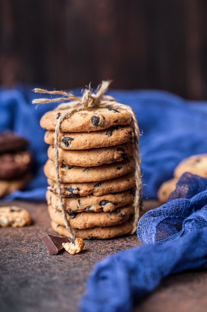 Galletas de chispas de chocolate en la mesa de madera. postre de galletas caseras.