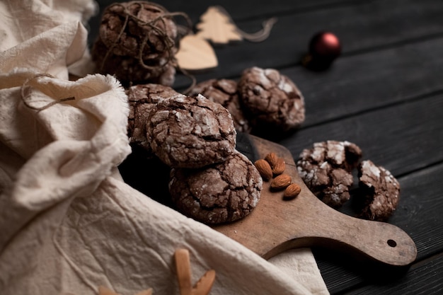 Galletas con chispas de chocolate en la mesa de madera rodeada de decoraciones. Enfoque selectivo.