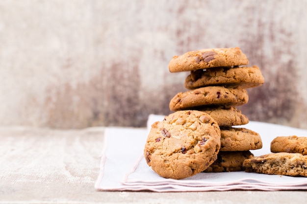 Galletas con chispas de chocolate en la mesa de madera rústica