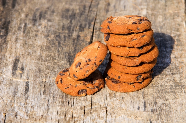 Galletas con chispas de chocolate en la mesa de madera rústica