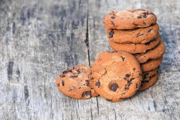 Galletas con chispas de chocolate en la mesa de madera rústica