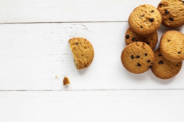 Galletas de chispas de chocolate en la mesa de madera.