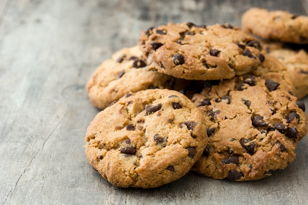 Galletas con chispas de chocolate en la mesa de madera