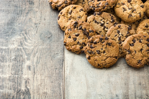 Galletas con chispas de chocolate en la mesa de madera