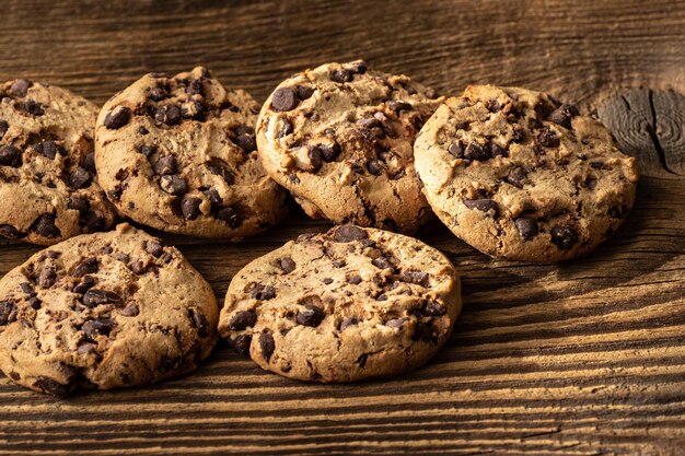 Galletas con chispas de chocolate en la mesa de madera