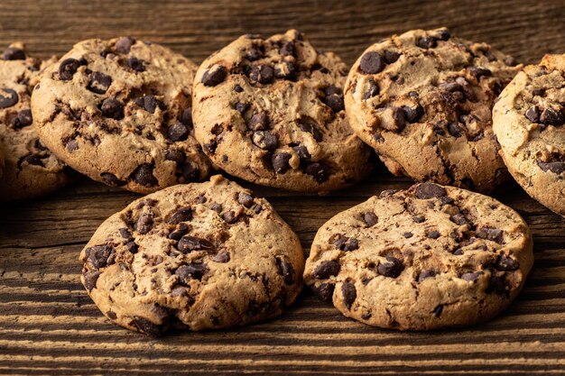 Galletas con chispas de chocolate en la mesa de madera