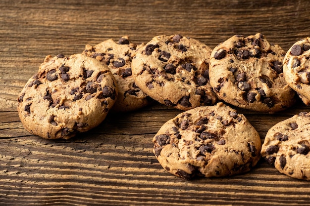 Galletas con chispas de chocolate en la mesa de madera