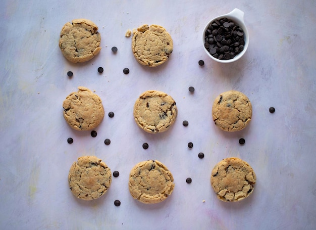 Galletas con chispas de chocolate en la mesa de madera