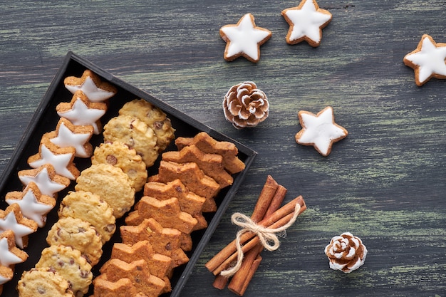 Galletas de chispas de chocolate navideñas, planas con especias