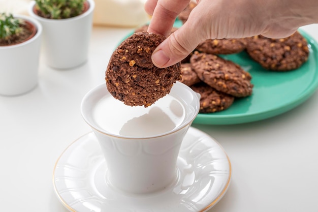 Galletas de chispas de chocolate y nuez con leche de cerca