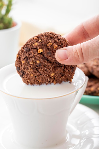 Galletas de chispas de chocolate y nuez con leche de cerca