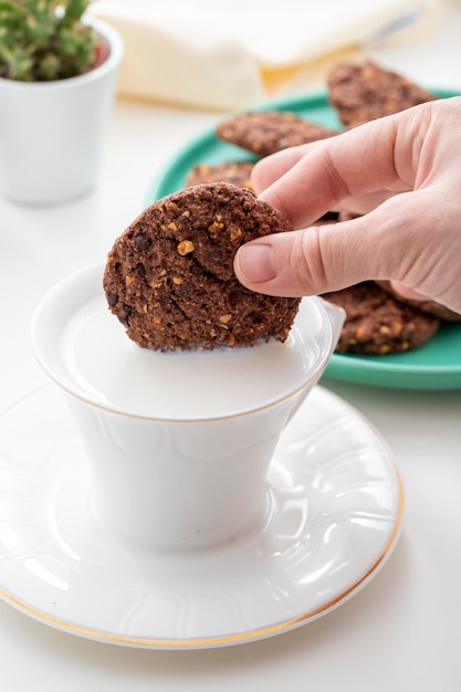 Galletas de chispas de chocolate y nuez con leche de cerca