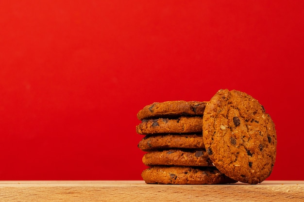 Galletas con chispas de chocolate en pila