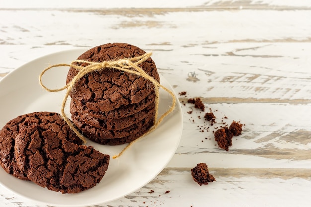 Foto galletas con chispas de chocolate en un plato. pila de galletas tradicionales americanas caseras. horneado casero.