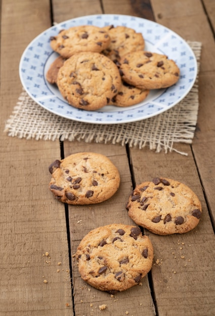 Galletas con chispas de chocolate en un plato sobre una mesa de madera.