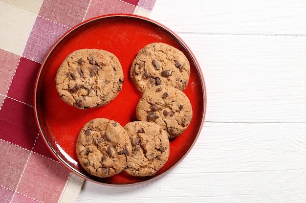 Galletas con chispas de chocolate en un plato