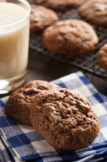 galletas con chispas de chocolate en un plato