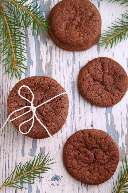 Galletas de chispas de chocolate, rama de abeto