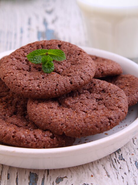 Galletas de chispas de chocolate, rama de abeto