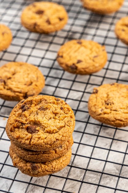 Galletas de chispas de chocolate recién horneadas en una encimera de mármol.