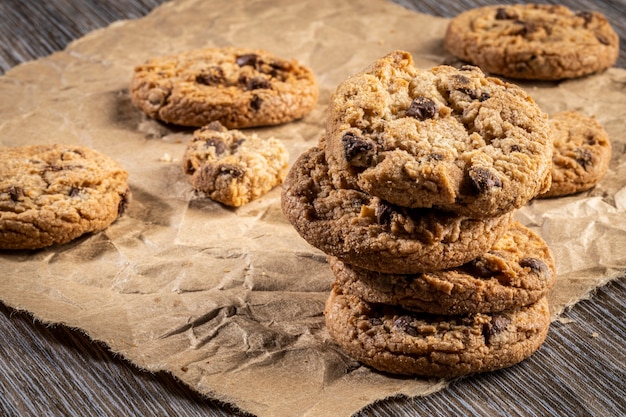 Galletas de chispas de chocolate recién horneadas en una mesa de madera con lugar para el texto.