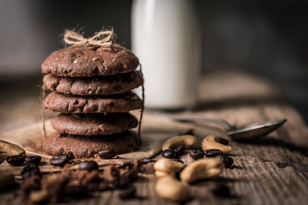 galletas de chispas de chocolate recién horneadas en la rústica mesa de madera