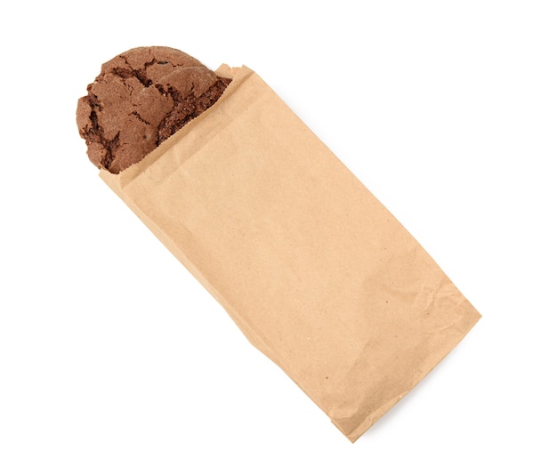 Galletas de chispas de chocolate redondas en una bolsa de comida de papel marrón estrecha aislado sobre fondo blanco, vista superior