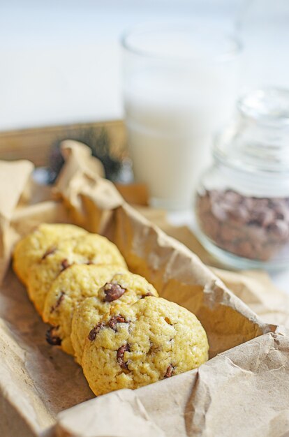 Galletas con chispas de chocolate servidas con leche