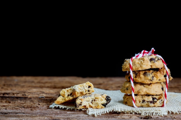 galletas de chispas de chocolate en la servilleta con fondo oscuro.