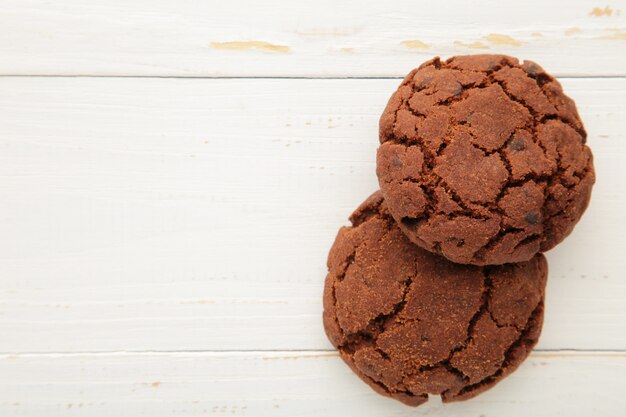 Galletas de chispas de chocolate sobre fondo blanco.