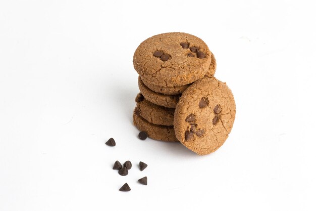 Galletas de chispas de chocolate sobre fondo blanco.